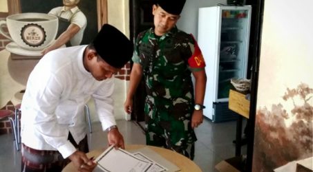 Teks: Dandim 0104/Atim bersama Bupati Aceh Timur tandatangani berita acara TMMD-107