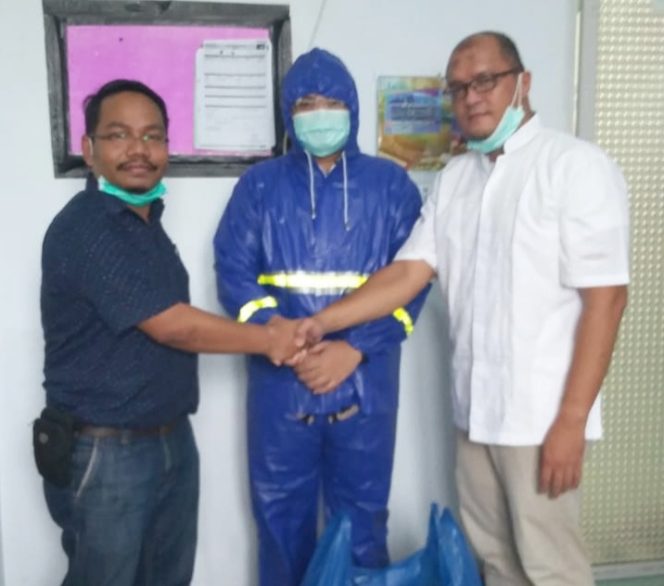 
 Teks Foto: Ketua IDI Kota Langsa dr. Helmiza Fahry Sp.OT (baju hitam) menyerahkan APD kepada pihak RSUD Langsa, Sabtu (28/03/2020).