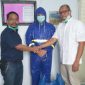 Teks Foto: Ketua IDI Kota Langsa dr. Helmiza Fahry Sp.OT (baju hitam) menyerahkan APD kepada pihak RSUD Langsa, Sabtu (28/03/2020).