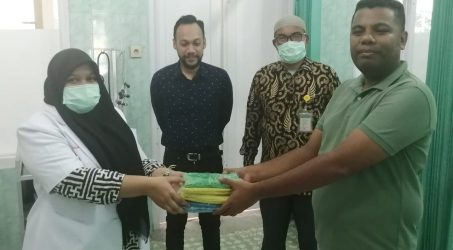 Teks: Wakil Ketua IDI Kota Langsa dr. M Yusuf Akbar (baju hijau) saat menyerahkan APD ke Rumah Sakit Cut Mutia Langsa, Sabtu (28/03/2020).