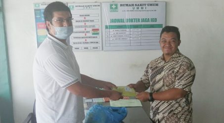 Teks: Sekretaris IDI Kota Langsa dr. Dhanyl Adriansyah (baju putih) serahkan APD ke RS UMMI Langsa, Sabtu (28/03/2020).