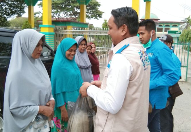
 Foto: Manager KSA PLN UP3 Langsa, Mukhlis didamping Ketua KNPI Langsa, Mukhtar, Amd saat berikan bantuan kepada pedagang jajanan di MUQ Langsa
