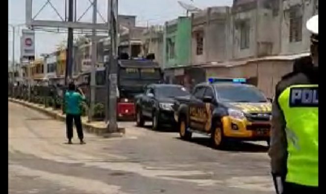 
 Antisipasi Covid-19, Polres Aceh Timur Semprot Disinfektan Massal di Idi dan Peureulak