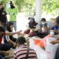 Pemuda Gampong Lambung, Banda Aceh mengurus Sembako untuk warga, setelah lockdown mandiri. Foto: Abdul Hadi/acehkini