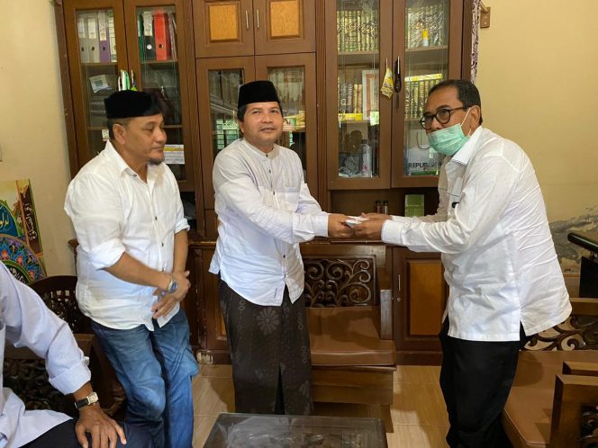 
 Teks Foto: Ketua Kadin Aceh, H Makmur Budiman menyerahkan bantuan pada Pimpinan Dayah.