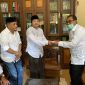 Teks Foto: Ketua Kadin Aceh, H Makmur Budiman menyerahkan bantuan pada Pimpinan Dayah.