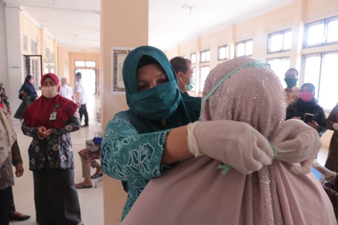 
 TP PKK Serentak Bagi Masker di Aceh Timur
