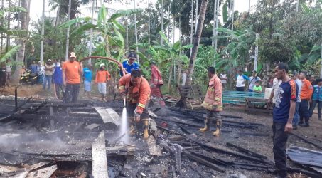 Teks: Kondisi rumah yang terbakar sudah rata dengan tanah.