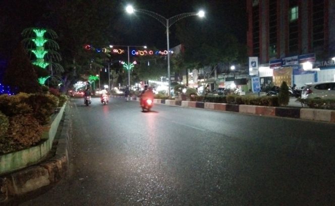 
 Teks Foto: Suasana malam di Kota Langsa Pasca dicabutnya pemberlakuan jam malam oleh pemerintah Aceh. Sabtu (04/04/2020) sekira pukul 21.54 WIB