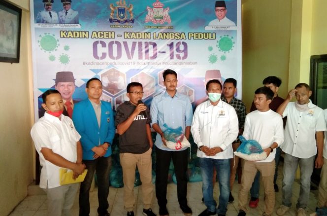 
 Kadin Langsa Bagi Sembako ke Warga Terdampak Covid-19