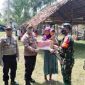 Foto: Dandim 0104/Atim Letkol Czi Hasanul Arifin Siregar, S.Sos, M.Tr (Han) bersama Kapolres Aceh Timur AKBP Eko Widiantoro, S.I.K, M.H. membagikan langsung Sembako ke warga. Selasa (14/04/2020).