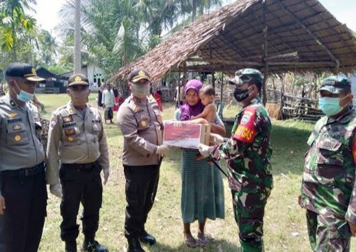 Foto: Dandim 0104/Atim Letkol Czi Hasanul Arifin Siregar, S.Sos, M.Tr (Han) bersama Kapolres Aceh Timur AKBP Eko Widiantoro, S.I.K, M.H. membagikan langsung Sembako ke warga. Selasa (14/04/2020).