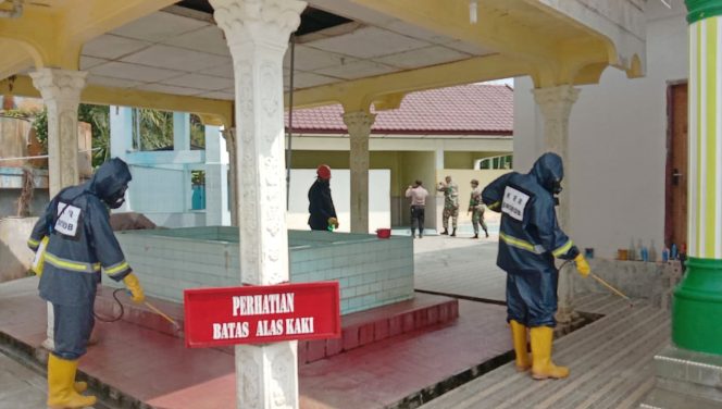 Satbrimob Polda Aceh Semprotkan Disinfektan ke Sejumlah Masjid di Aceh Timur
