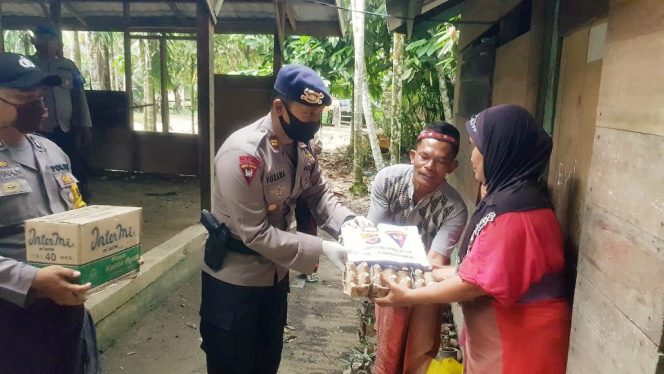 Bakti Brimob Kepada Masyarakat Bagikan Sembako ke Pedalaman Atim