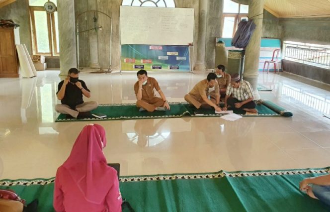 
 Teks Foto: Sekda Aceh Timur, H. M. Ikhsan Ahyat, S.STP, M.AP, didampingi pejabat terkait lainnya memantau pendataan Calon Penerima BLT di Gampong Keude Idi Cut, Kec. Darul Aman, Selasa (12/5/2020).