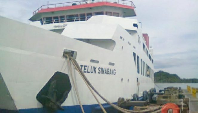 Cuaca Buruk, KMP Teluk Sinabang Bersandar di Labuhan Haji