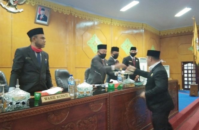 
 Teks Foto: Jubir Pansus IV DPRK Aceh Tamiang, Fitriadi serahkan Rekomendasi LKPJ Bupati TA 2019 kepada Pimpinan DPRK. Kamis (04/06/2020)