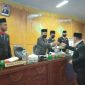 Teks Foto: Jubir Pansus IV DPRK Aceh Tamiang, Fitriadi serahkan Rekomendasi LKPJ Bupati TA 2019 kepada Pimpinan DPRK. Kamis (04/06/2020)