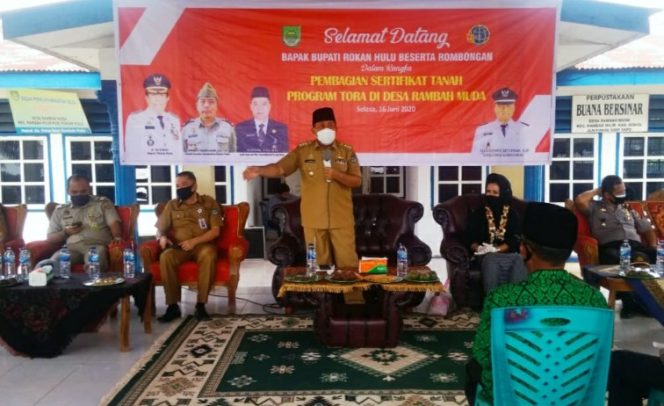 
 Bupati Rohul Bagikan 355 Sertifikat TORA ke Warga Desa Lubuk Kerapat dan Rambah Muda
