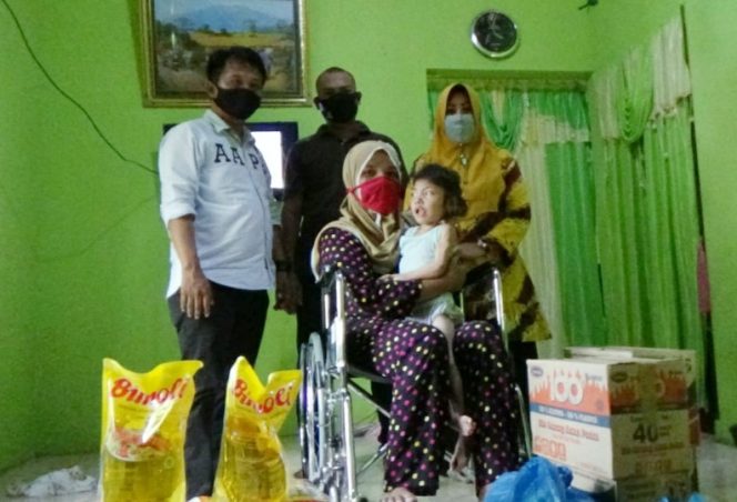 
 Prihatin, Komjen Agus Beri Bantuan ke Bocah yang Alami Disabilitas Sejak Lahir