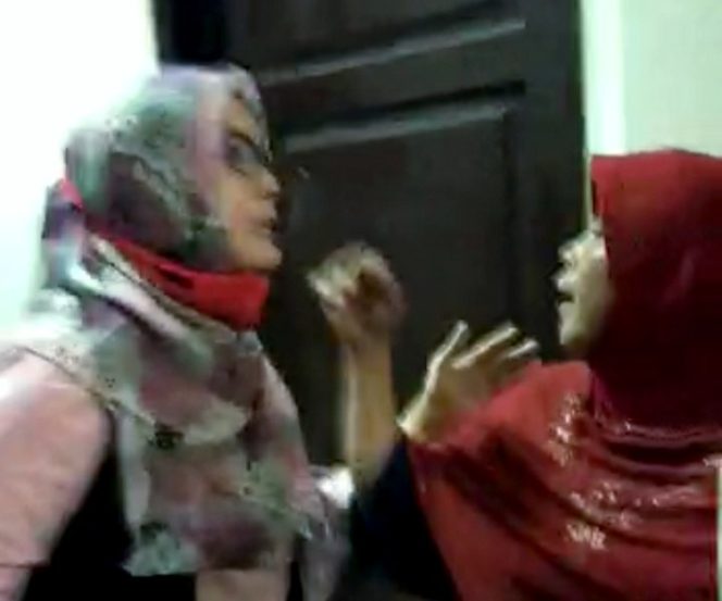 
 Teks Foto: Kabag Humas Pemkab Aceh Tamiang, Agusliayana Devita memediasi pedagang. Jum'at (26/06/2020).