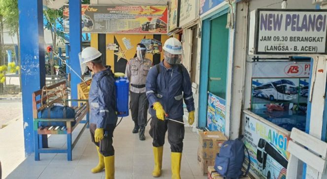 Brimob Polda Aceh Semprot Cairan Disinfektan di Terminal Type A Kota Langsa