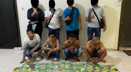 Teks: Petugas, BB dan 4 Pelaku yang berhasil diamankan di Medan, Sumut.