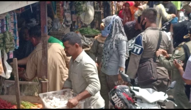 
 Muspika dan Pol-PP Tindak Pedagang Sayur Membandel