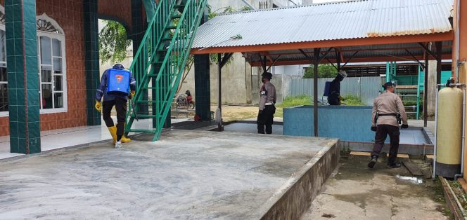 
 Bakti Brimob Aceh, Jelang Sholat Jum’at Semprotkan Disinfectan di Mesjid Blang Seunibong