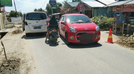 Teks: Terlihat Kemacetan saat selisih jalan akibat galian di kanan dan kiri bahu jalan yang dikerjakan bersamaan. Rabu (08/07/2020).