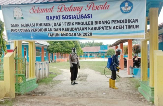 
 Bakti Brimob Aceh Semprot Disinfectan dan Sosialisasi Covid-19 ke Sejumlah Sekolah di Atim
