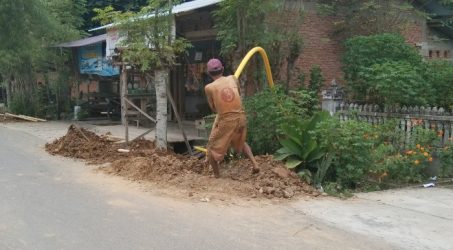 Teks : Pekerja galian jargas tidak mengenakan APD.