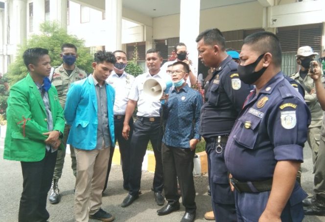 
 Teriakkan Hidup Mahasiswa, Ir Joni Sendirian Hadapi Demonstran