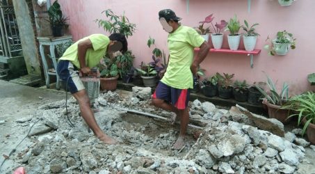 Teks: Pekerja galian jargas tak mengenakan APD.