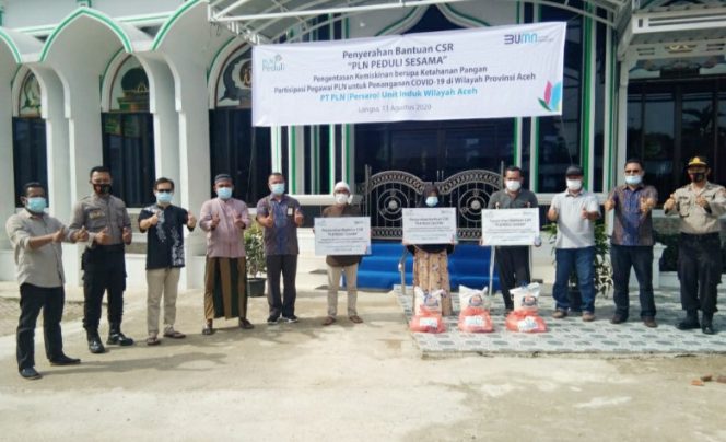 
 PLN UP3 Langsa Bagikan Sembako ke Masyarakat Terdampak Covid-19 melalui Program CSR