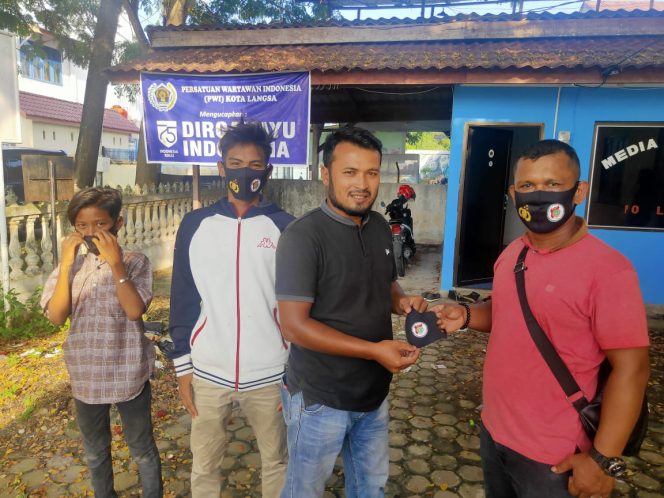 Sinergi PWI Langsa dan Repsus Aceh Bagi Masker Cegah Covid-19