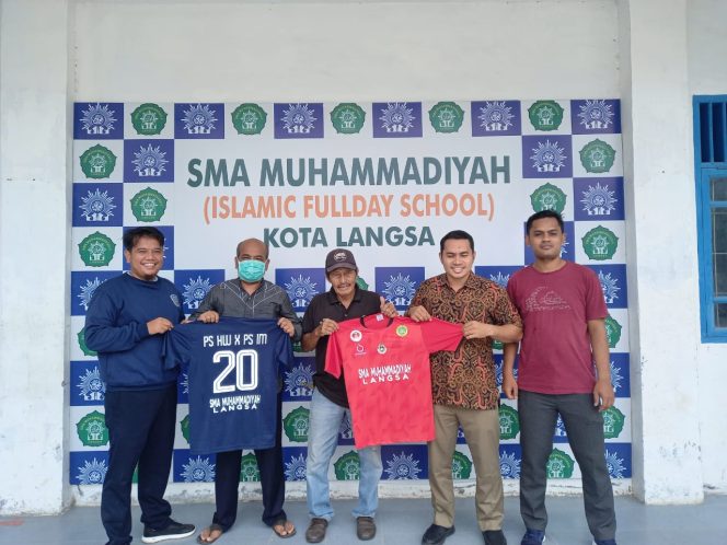 
 Mengenang Masa Saat Menggeluti si Kulit Bundar, Rafli Serahkan Kostum ke Indonesia Muda