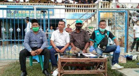 Teks Foto: CEO Amsco, Amran, YS/Anggo (Baju Putih) didampingi Sekretaris, Mustafa, SPd (pakai Peci) bersama pecinta bola di Langsa.