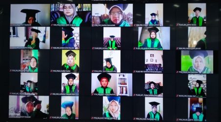 Teks : Wisuda daring IAIN Langsa.