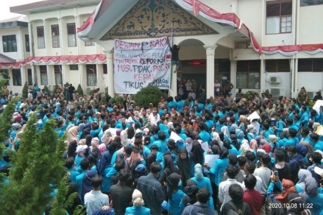
 Seribuan Mahasiswa Unsam Langsa Padati Kantor DPRK Langsa Tolak Omnibus Law