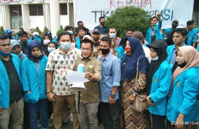 
 Foto : Wakil Ketua DPRK Langsa, Ir Joni didamping sejumlah Anggota DPRK dan mahasiswa saat membacakan pernyataan sikap menolak UU Omnibus Law Cipta Kerja.