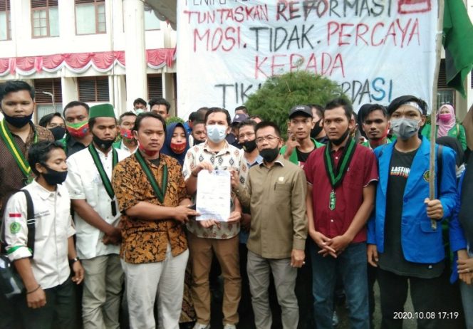 
 DPRK Langsa Tandatangani Petisi Tampar dan Tolak UU Omnibus Law