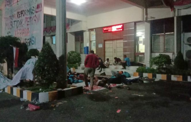 
 Tuntutan Belum Terpenuhi, Demonstran Bermalam di Kantor DPRK Langsa