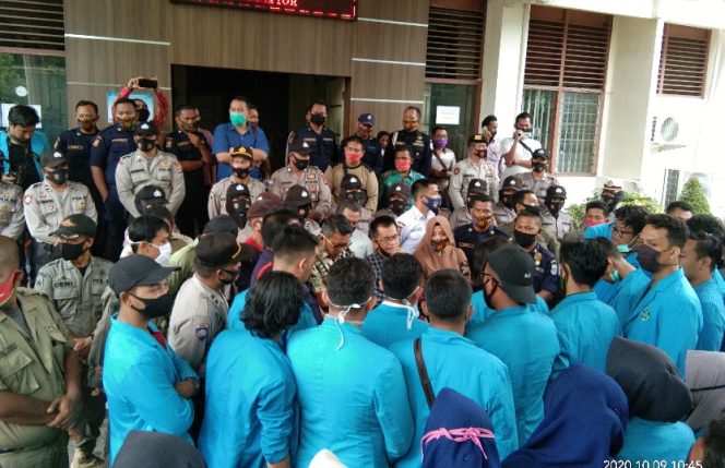 
 Sempat Terjadi Aksi Dorong, Ir Joni Berhasil Tenangkan Demonstran