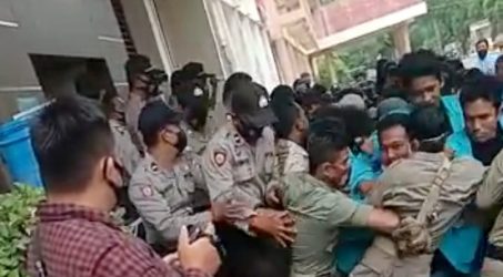 Foto : Sempat terjadi aksi dorong antara demonstran dan keamanan.