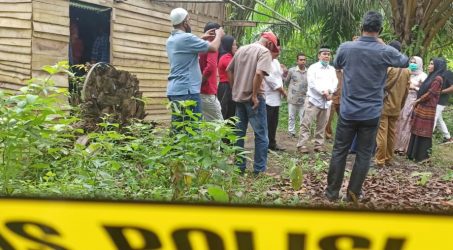 Foto : Ketua Komisi I DPRA, M. Yunus (mengenakan peci) beserta rombongan kunjungi rumah korban.