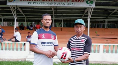Teks : Ketua Borgol FC, Reza Pahlevi serahkan bola ke Coach Sawit Prima PTPN I, Jumbo. Sabtu (24/10/2020).