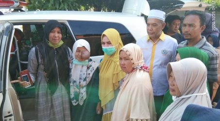 Teks : Desi didampingi keluarga, Perwakilan BLNF, Ketua GEUM, Kapus Langsa Lama sebelum berangkat RSUZA Banda Aceh.