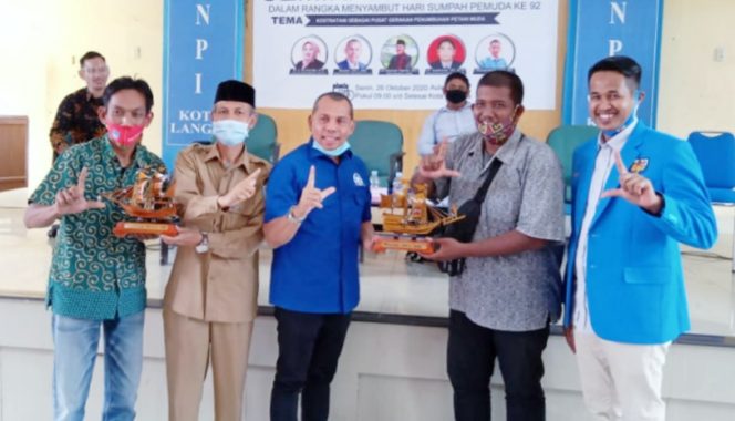 
 UMKM Bina Kreatif Gampong Jawa Hadiahi “Miniatur Kapal Pinisi” ke Anggota DPR RI