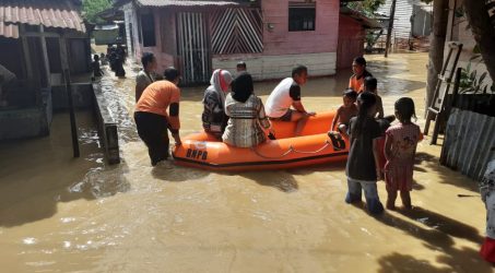 Teks: Tim BPBD sedang cek lokasi banjir.